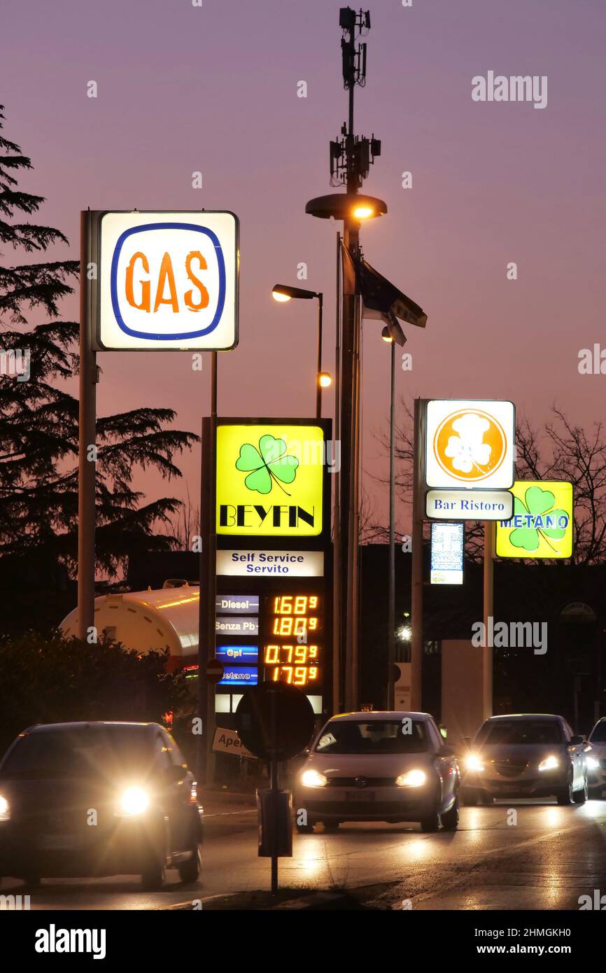 Italia, Toscana, Arezzo, 9 febbraio 2022 : nelle ultime settimane si è registrato un notevole aumento della benzina, del gas e di tutti i carburanti. Nella foto stazioni di benzina vicino alla città di Arezzo, Toscana. Foto © Daiano Cristini/Sintesi/Alamy Live News Foto Stock