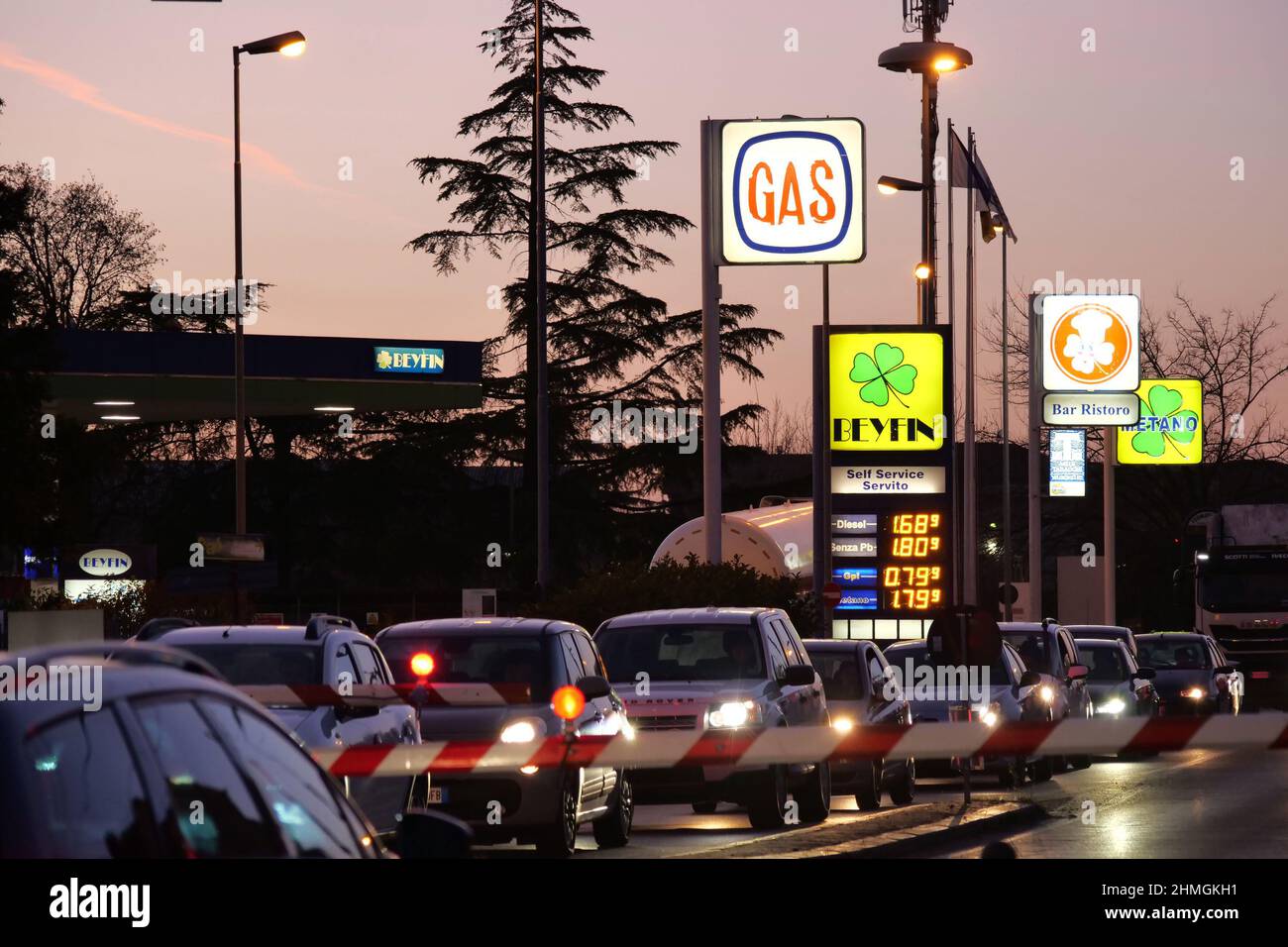 Italia, Toscana, Arezzo, 9 febbraio 2022 : nelle ultime settimane si è registrato un notevole aumento della benzina, del gas e di tutti i carburanti. Nella foto stazioni di benzina vicino alla città di Arezzo, Toscana. Foto © Daiano Cristini/Sintesi/Alamy Live News Foto Stock