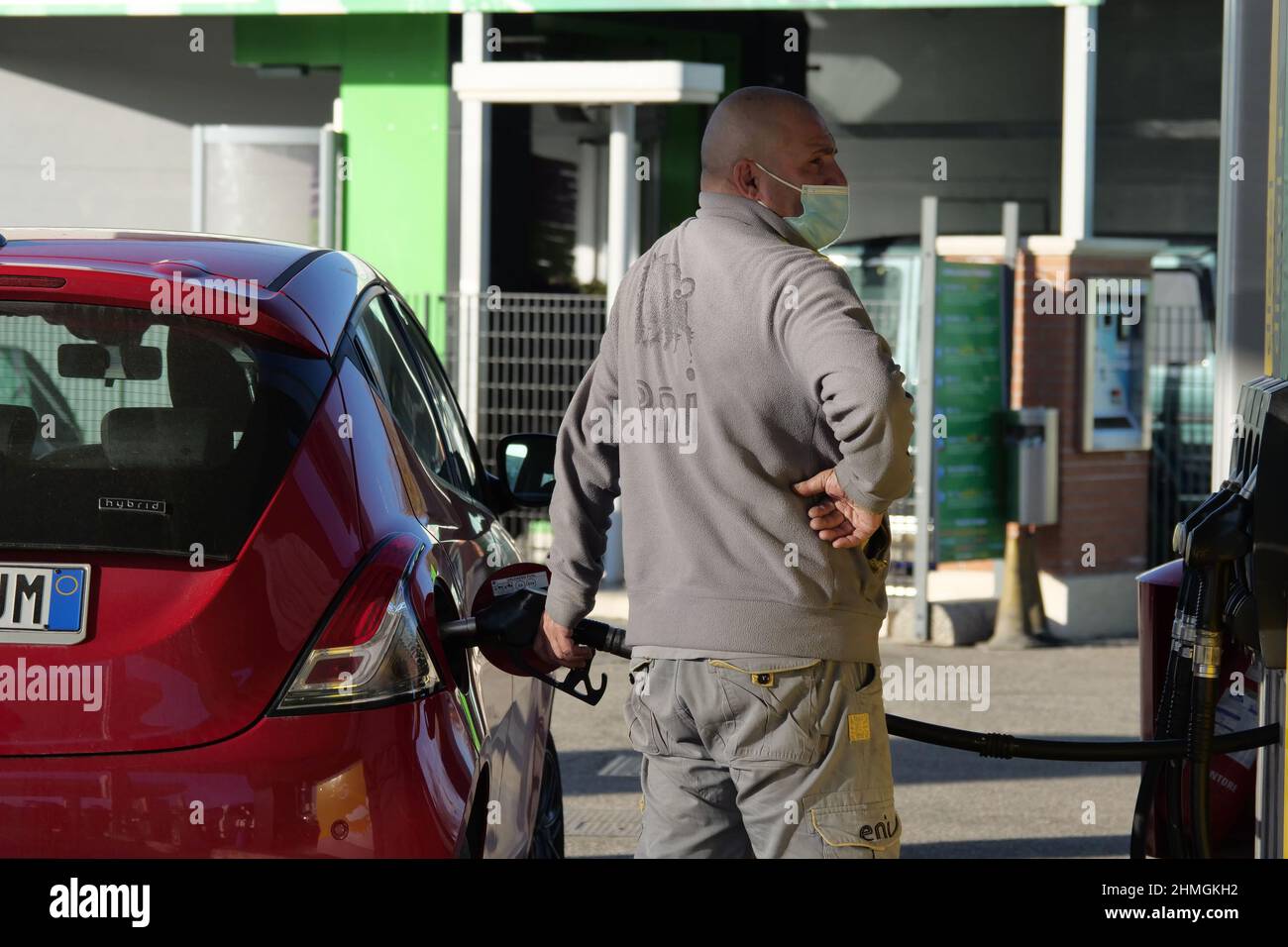 Italia, Toscana, Arezzo, 9 febbraio 2022 : nelle ultime settimane si è registrato un notevole aumento della benzina, del gas e di tutti i carburanti. Nella foto stazioni di benzina vicino alla città di Arezzo, Toscana. Foto © Daiano Cristini/Sintesi/Alamy Live News Foto Stock