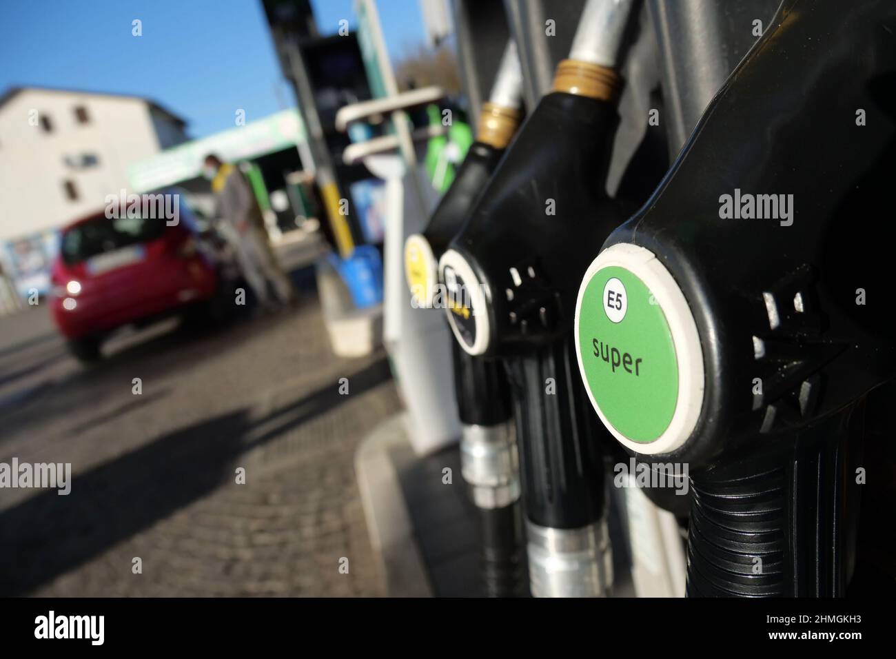 Italia, Toscana, Arezzo, 9 febbraio 2022 : nelle ultime settimane si è registrato un notevole aumento della benzina, del gas e di tutti i carburanti. Nella foto stazioni di benzina vicino alla città di Arezzo, Toscana. Foto © Daiano Cristini/Sintesi/Alamy Live News Foto Stock