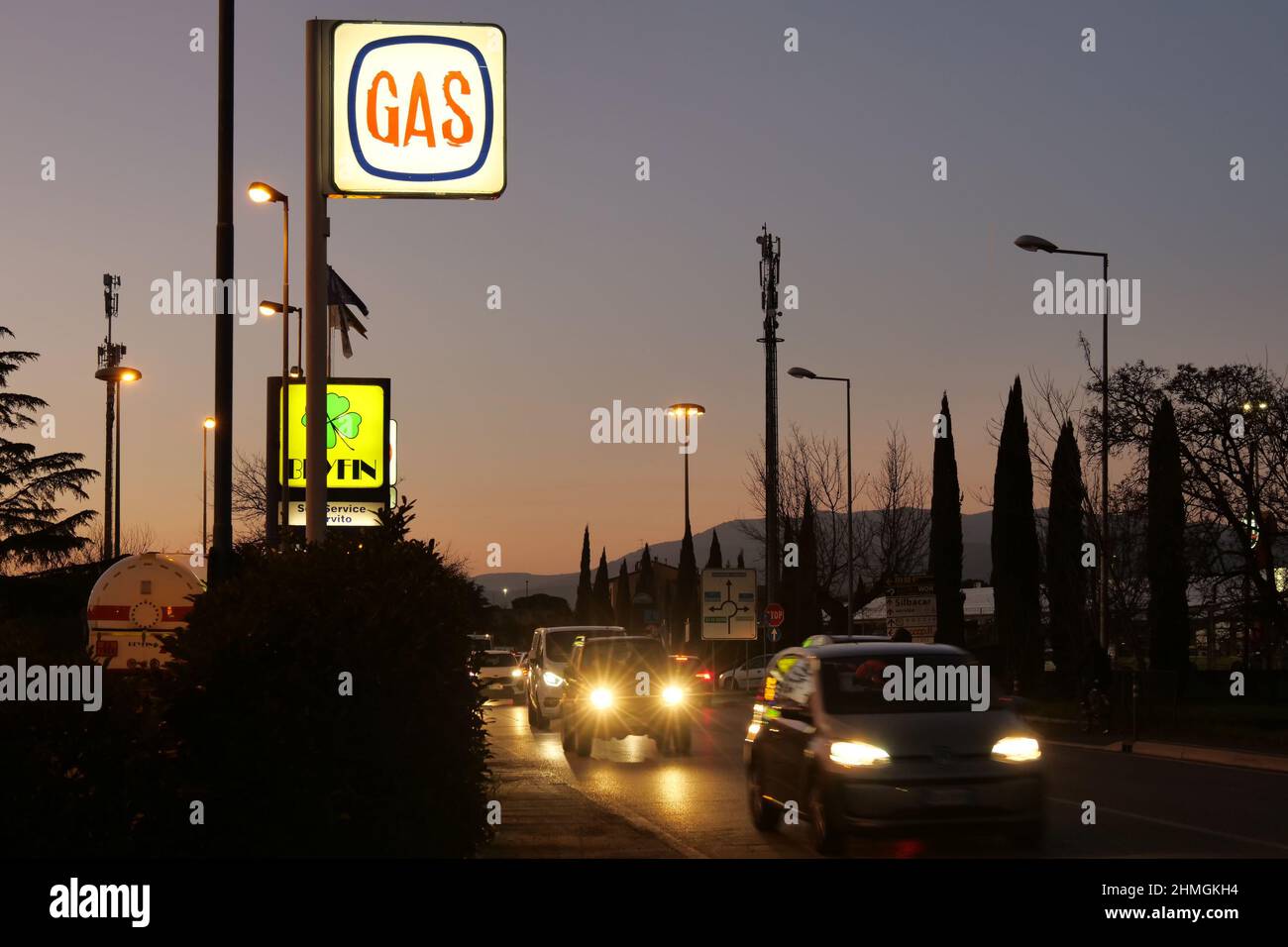 Italia, Toscana, Arezzo, 9 febbraio 2022 : nelle ultime settimane si è registrato un notevole aumento della benzina, del gas e di tutti i carburanti. Nella foto stazioni di benzina vicino alla città di Arezzo, Toscana. Foto © Daiano Cristini/Sintesi/Alamy Live News Foto Stock