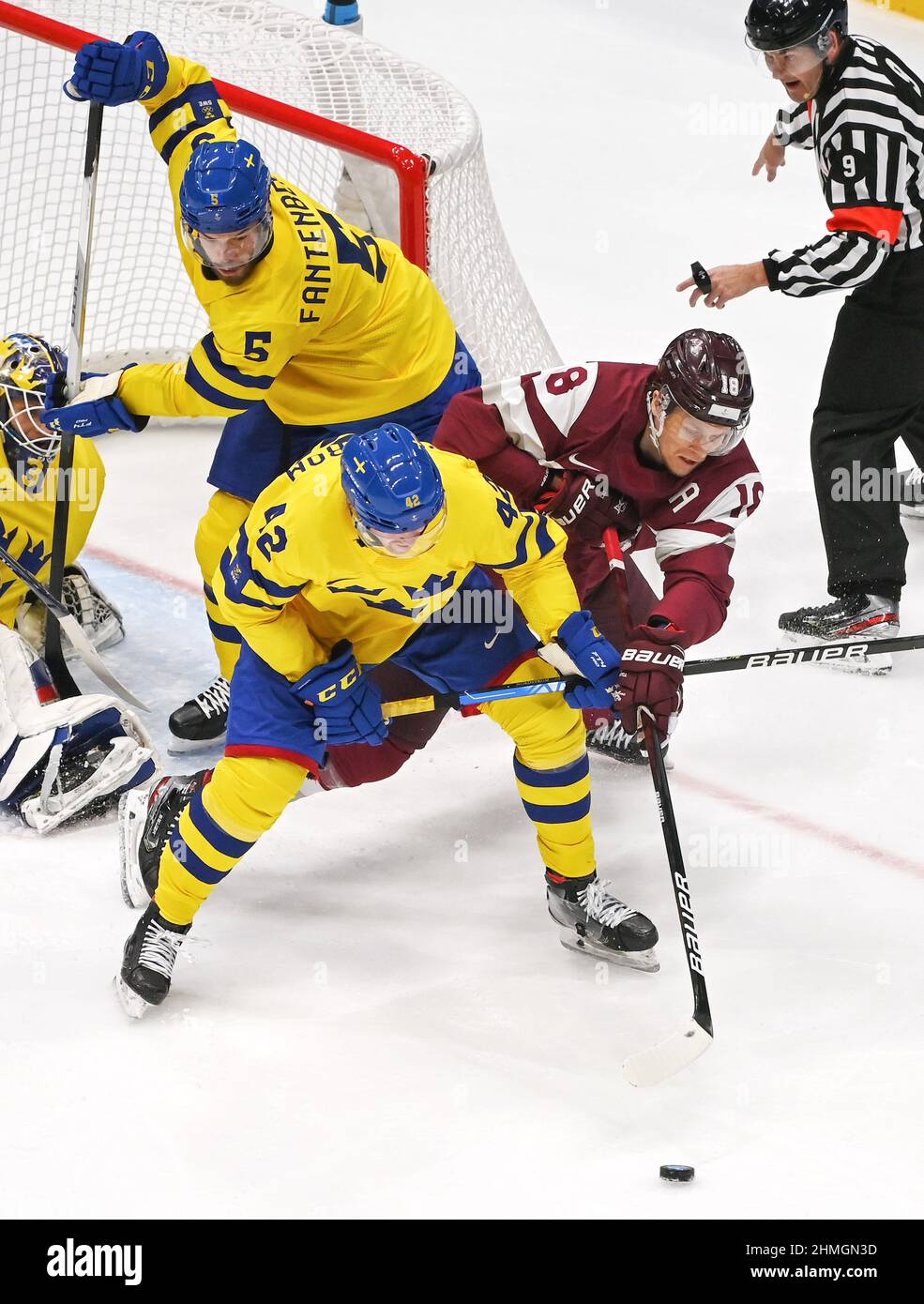 Pechino, Cina. 10th Feb 2022. Rodrigo Abols (2nd R) della Lettonia vies con Joakim Nordstrom (fronte) della Svezia durante la partita preliminare di hockey su ghiaccio del gruppo C tra Svezia e Lettonia al National Indoor Stadium di Pechino, capitale della Cina, 10 febbraio 2022. Credit: Li Ziheng/Xinhua/Alamy Live News Foto Stock