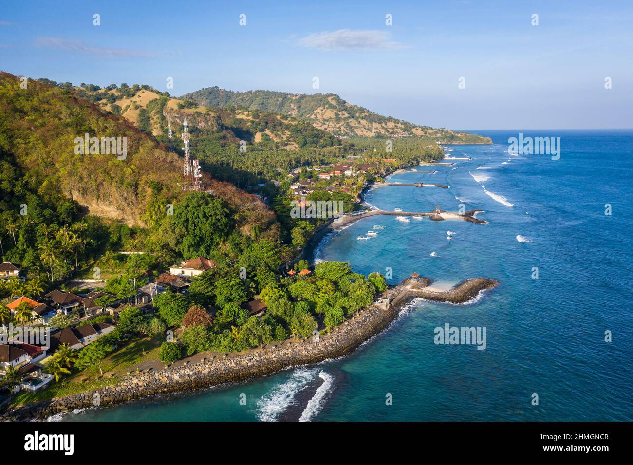 Spettacolare vista aerea della costa di Candidasa e della città turistica nella parte orientale di Bali in una giornata di sole in Indonesia Foto Stock