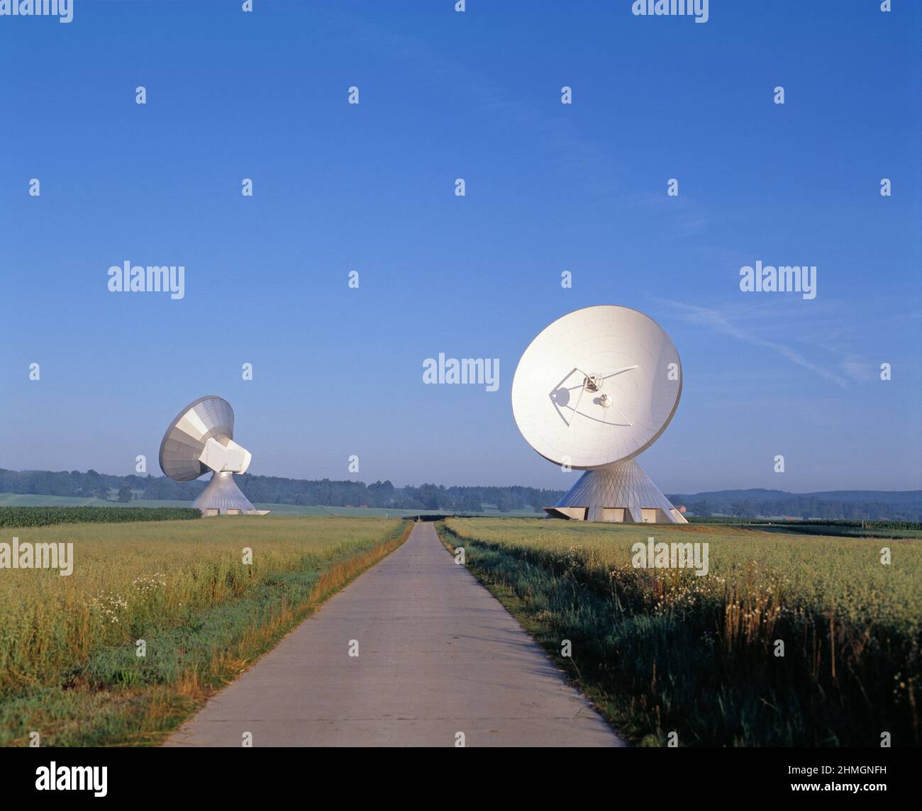 Germania. Baviera. Stazione di terra Raising. Piastre di tracciamento satellitare. Foto Stock