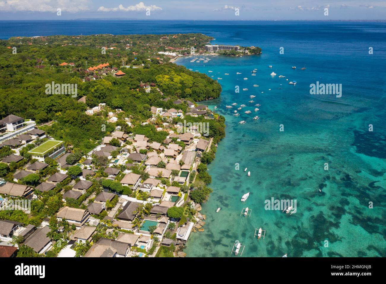 Vista aerea di varie ville e hotel lungo la linea costiera di Nusa Lembongan, una piccola isola al largo di Bali in Indonesia nel sud-est asiatico Foto Stock