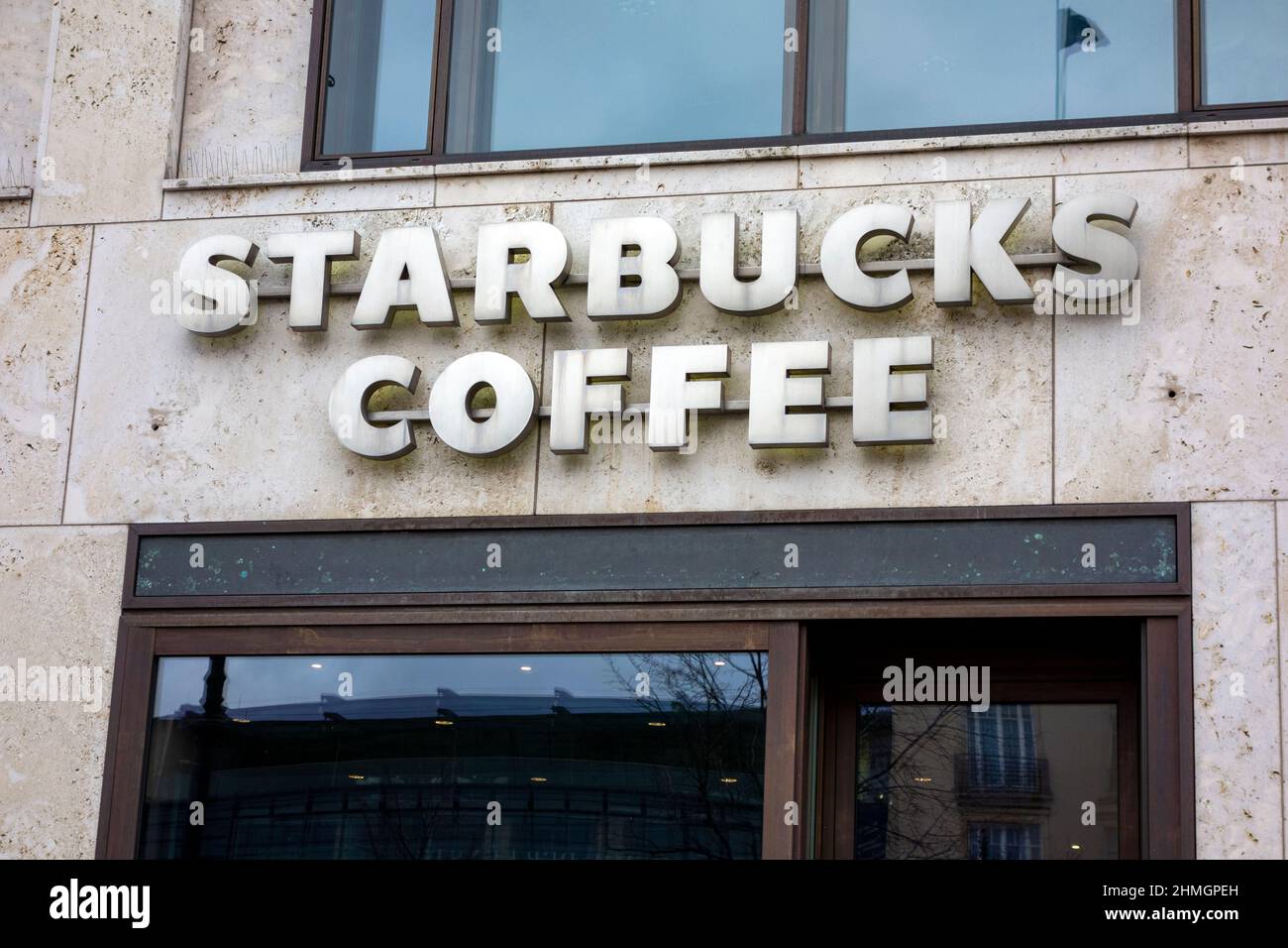Berlino, Germania - 25 dicembre 2017. Cartello caffè Starbucks. Starbucks  Coffee è una catena americana di caffetterie, fondata a Seattle Foto stock  - Alamy