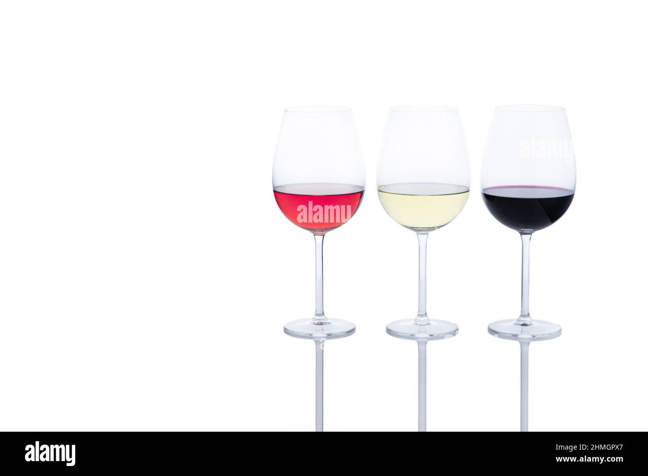 Vino rosso, bianco e rosato in bicchieri isolati su sfondo bianco con spazio copia. Foto Stock