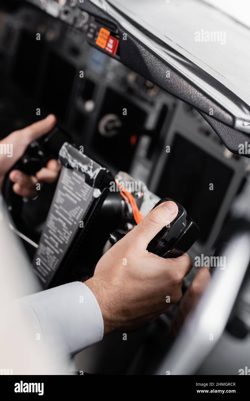 vista ravvicinata del pilota che utilizza il giogo in aereo Foto Stock