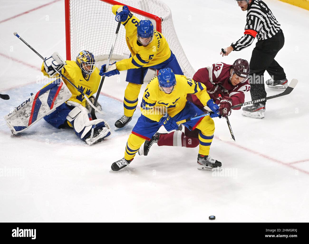 Pechino, Cina. 10th Feb 2022. Rodrigo Abols (2nd R) della Lettonia vies con Joakim Nordstrom (fronte) della Svezia durante la partita preliminare di hockey su ghiaccio del gruppo C tra Svezia e Lettonia al National Indoor Stadium di Pechino, capitale della Cina, 10 febbraio 2022. Credit: Li Ziheng/Xinhua/Alamy Live News Foto Stock