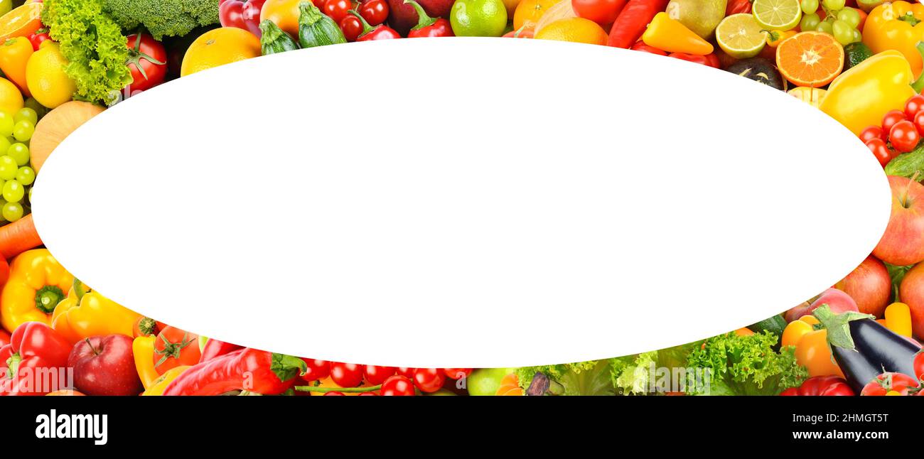 Ampia cornice ovale di frutta e verdura isolata su sfondo bianco. Foto Stock