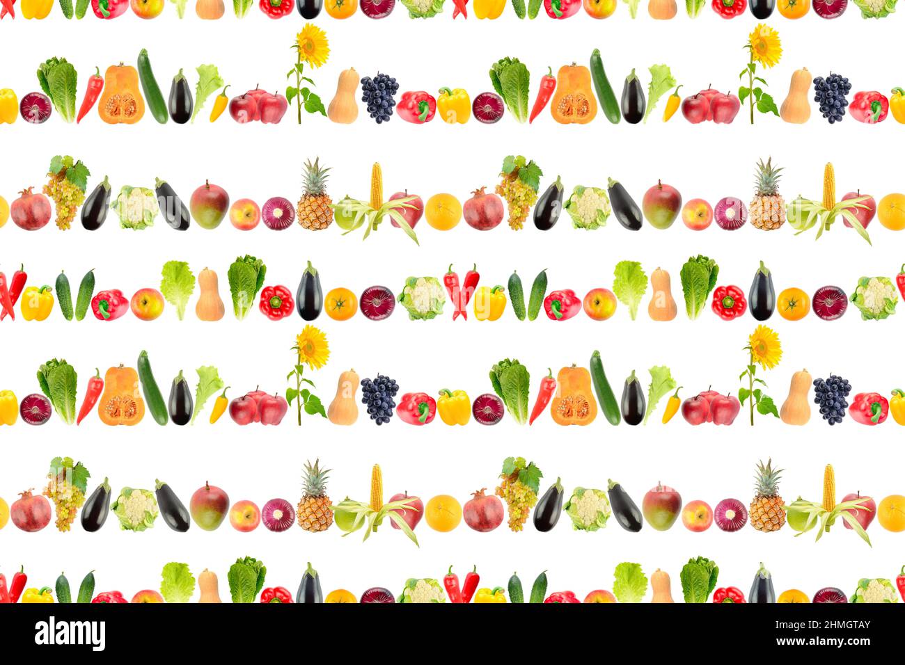 Modello senza giunture di frutta e verdura mescolate cadenti isolato su sfondo bianco. Foto Stock