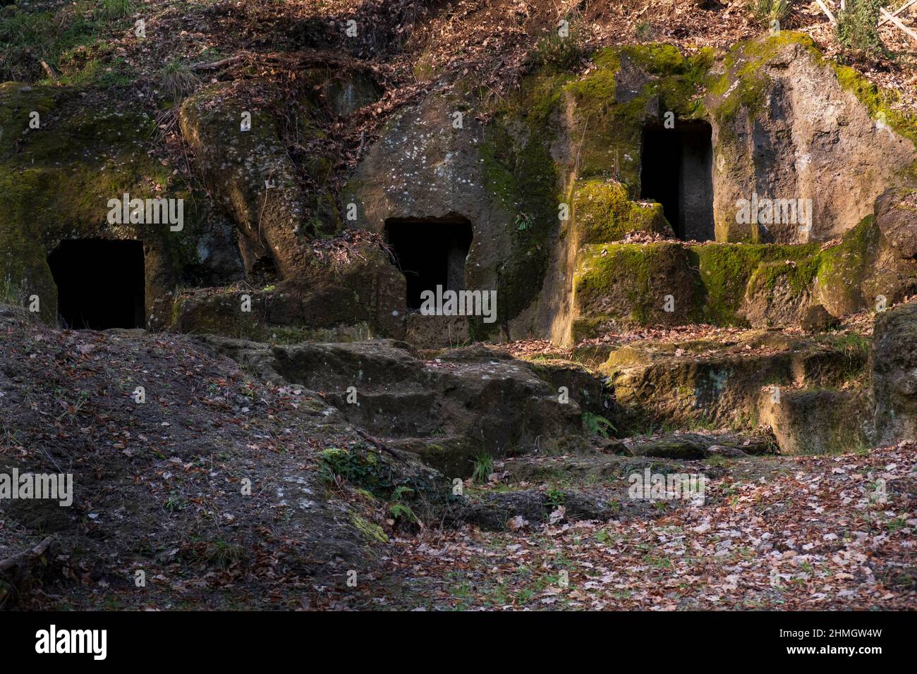 Tombe da camera etrusche scolpite nella roccia a Calcata vicino Roma - Italia Foto Stock
