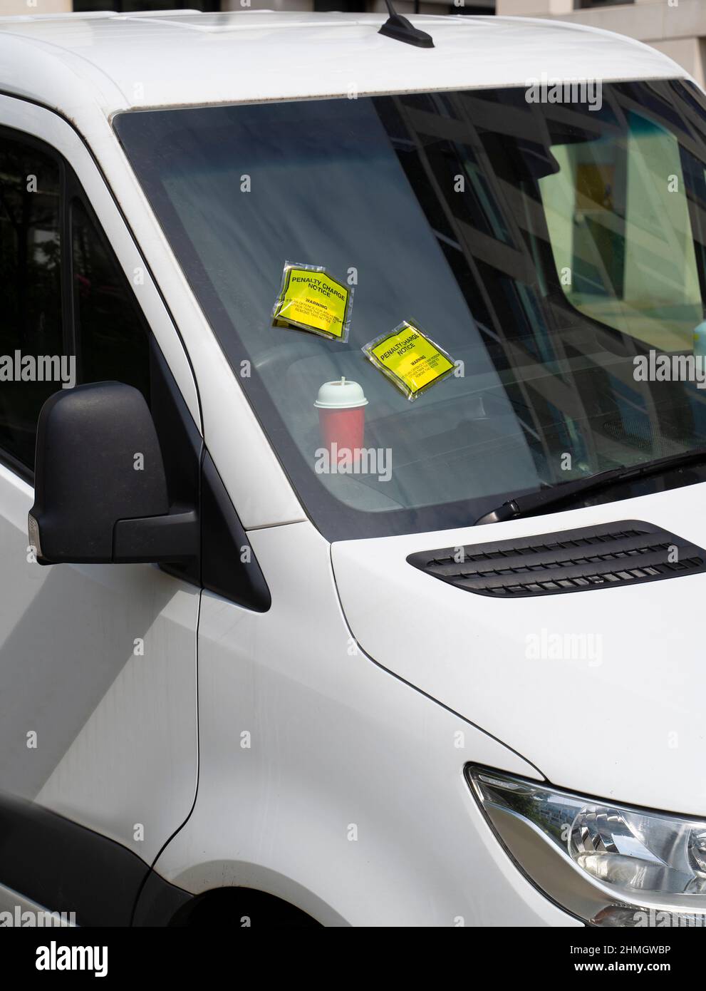 Biglietti per il parcheggio sul pulmino bianco Foto Stock