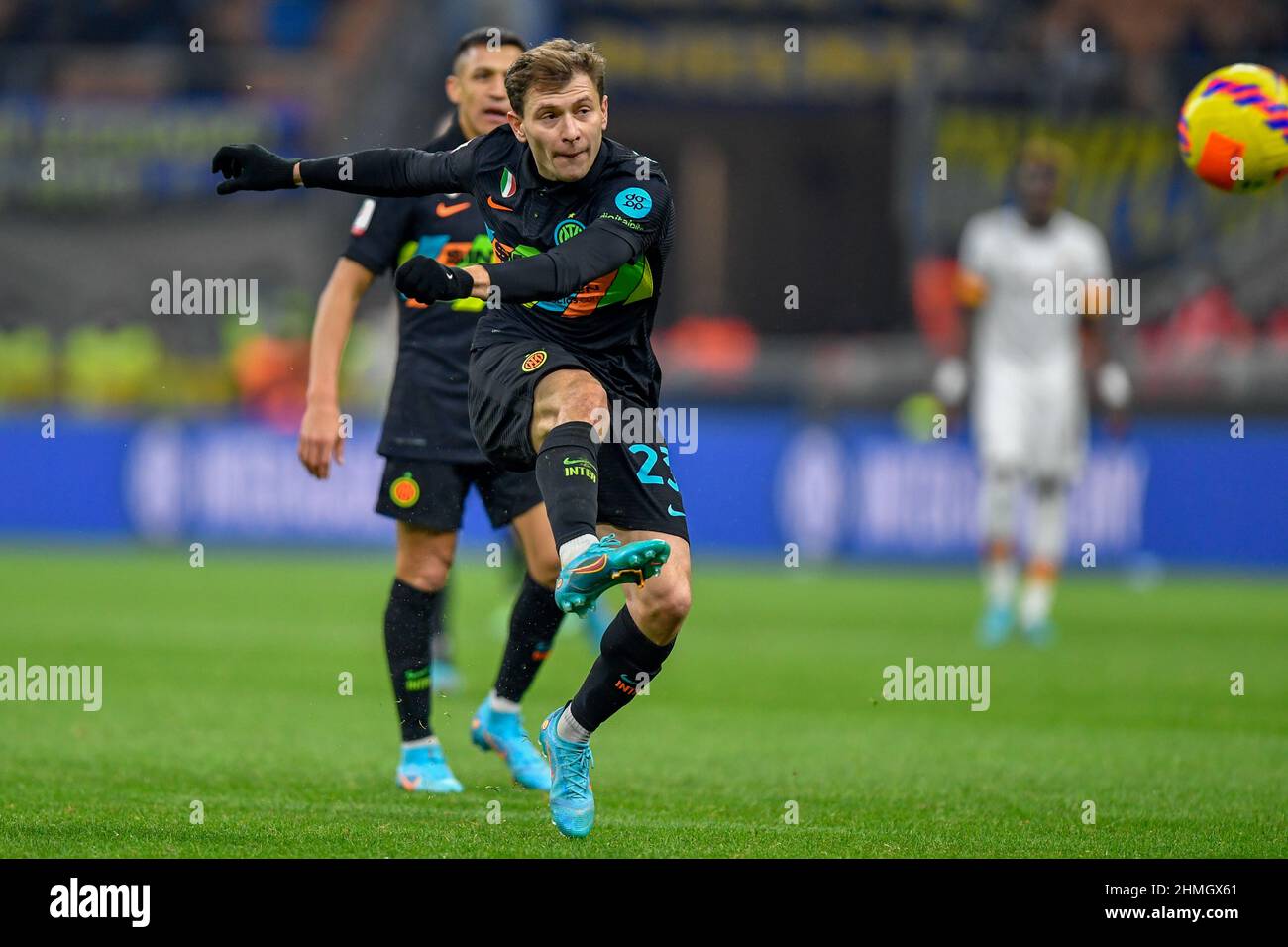 Milano, Italia. 08th, febbraio 2022. Nicolo Barella (23) dell'Inter visto nella partita Coppa Italia tra Inter e Roma a Giuseppe Meazza di Milano. (Photo credit: Gonzales Photo - Tommaso Fimiano). Foto Stock