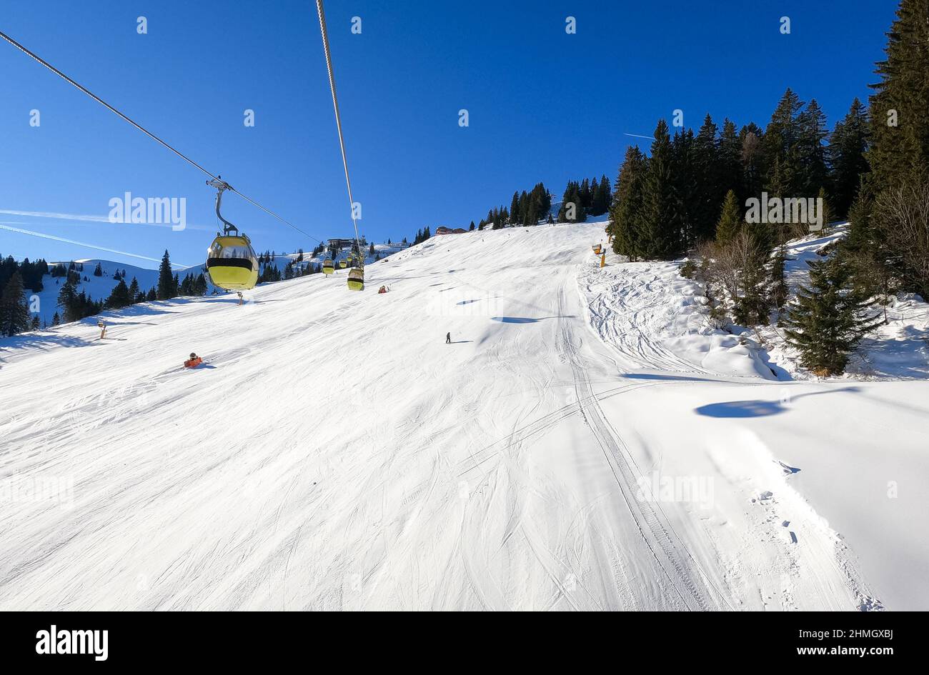 Sciare a Großarl tal - Ski Amade in una bella giornata di sole. Bella vista sulle piste vuote e sulle funivie nelle stazioni sciistiche austriache. Foto Stock