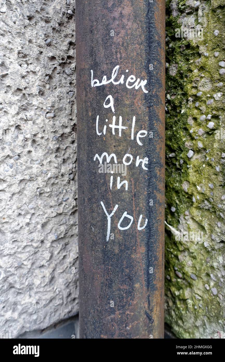 Scritto a mano, credete un po' di più in voi, Berlino, Germania Foto Stock