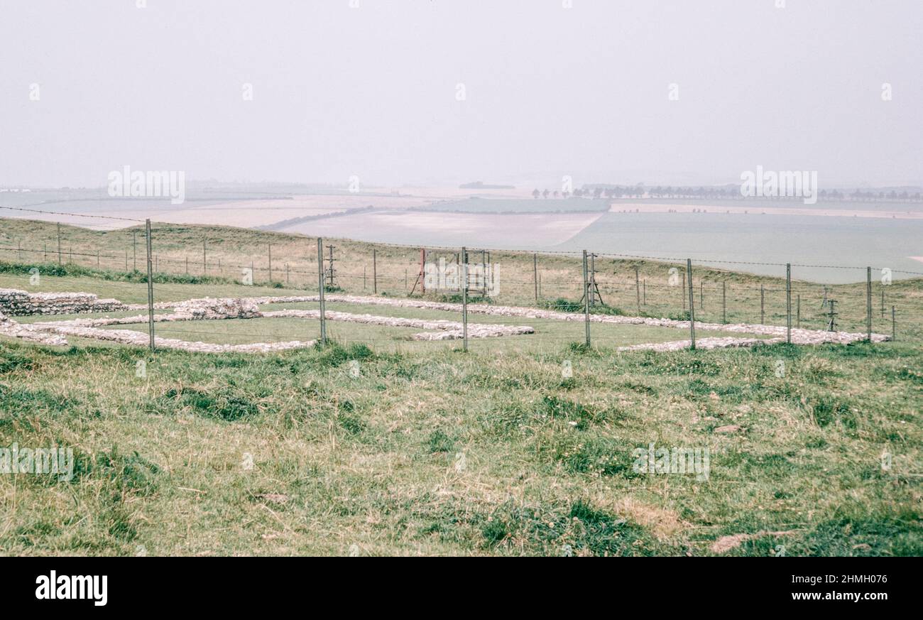 Rovine del tempio a Maiden Castle - un forte collinare dell'età del ferro (allora romano) a sud-ovest di Dorchester, nella contea inglese di Dorset. Scansione di archivio da un vetrino. Settembre 1968. Foto Stock