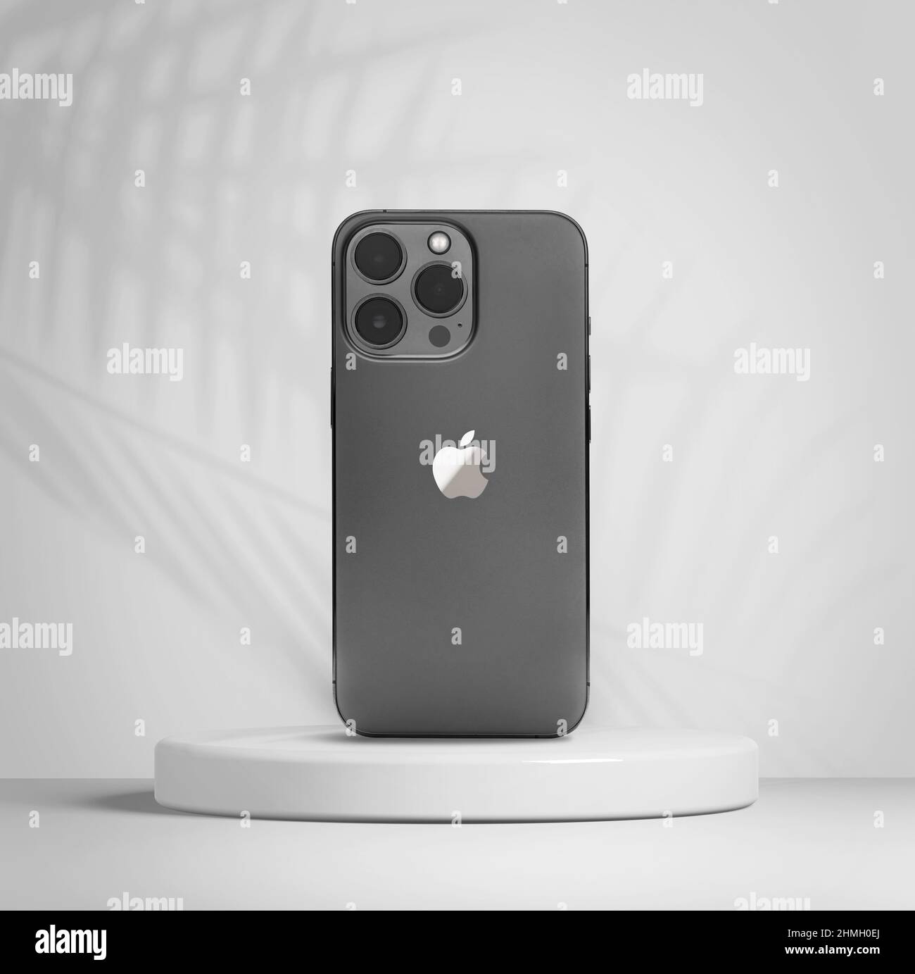 Antalya, Turchia - 10 febbraio 2022: Nuovo iPhone 13 Pro mockup con vista posteriore Foto Stock