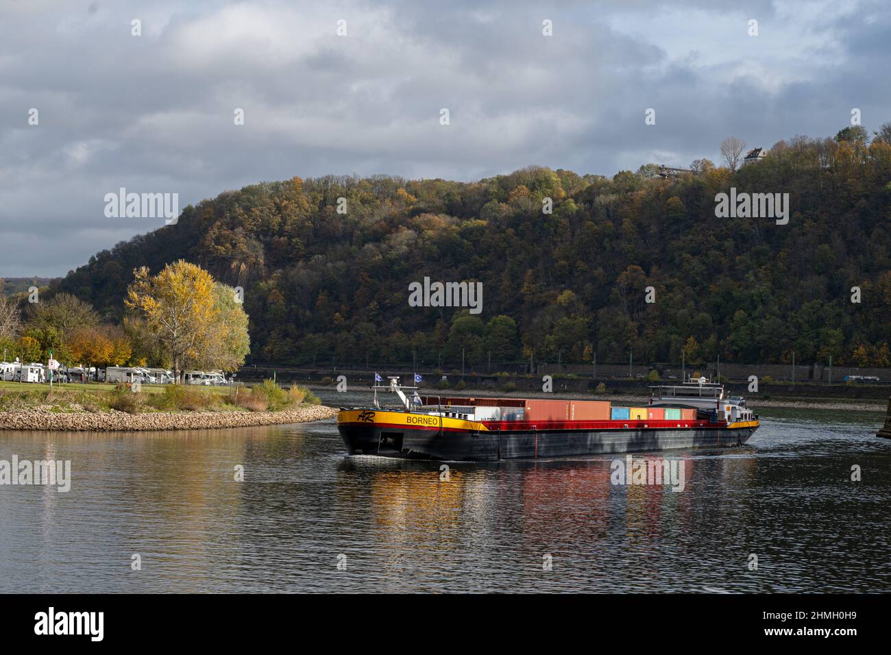 1 novembre 2021 - Coblenza, Germania: Una chiatta fluviale all'angolo tedesco erano i fiumi Rhein e Mosel incontro Foto Stock