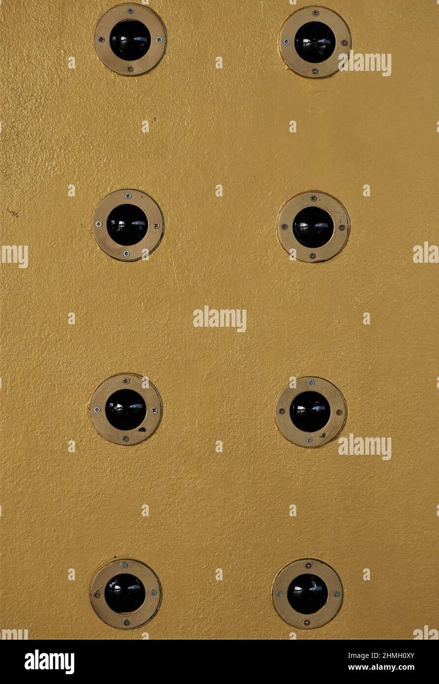 Sportello giallo con motivo a bottone lucido Foto Stock