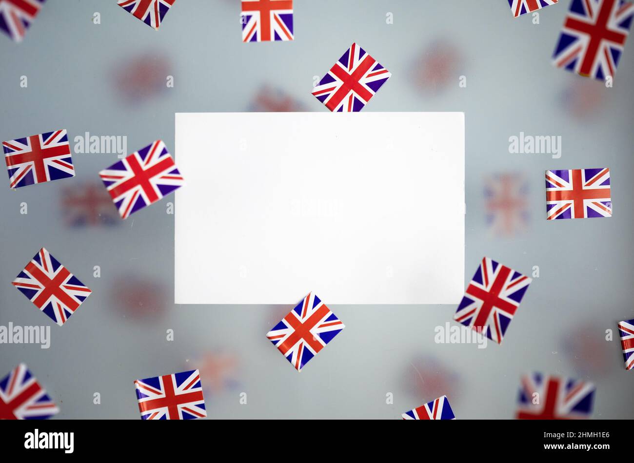Gran Bretagna, paese di vacanza nazionale. Mini bandiere su un fondo trasparente di nebbia. Concetto di patriottismo, orgoglio e libertà. Giubileo del platino di Foto Stock