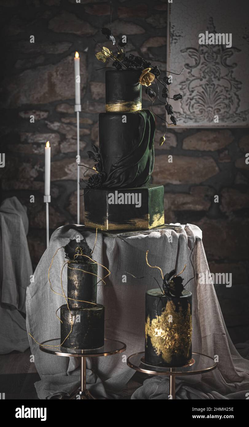 Torte nuziali moderne di colore verde scuro ancora vita. Elegante stile alla moda Foto Stock