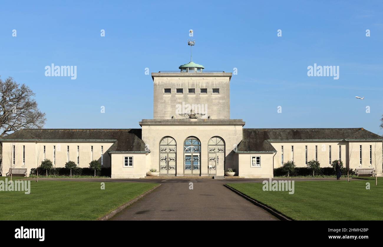 Runnymede Air Forces Memorial, Egham Surrey contro un cielo blu chiaro invernale Foto Stock