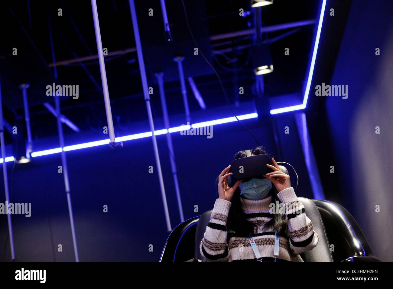 Una donna prova gli occhiali di realtà virtuale (VR) durante un tour  organizzato dei media in