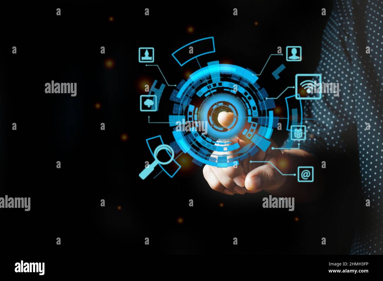 Uomo d'affari che tocca l'icona del commercio digitale, vendita e collegamento di rete sociale in linea di shopping su interfaccia virtuale moderna. Foto Stock