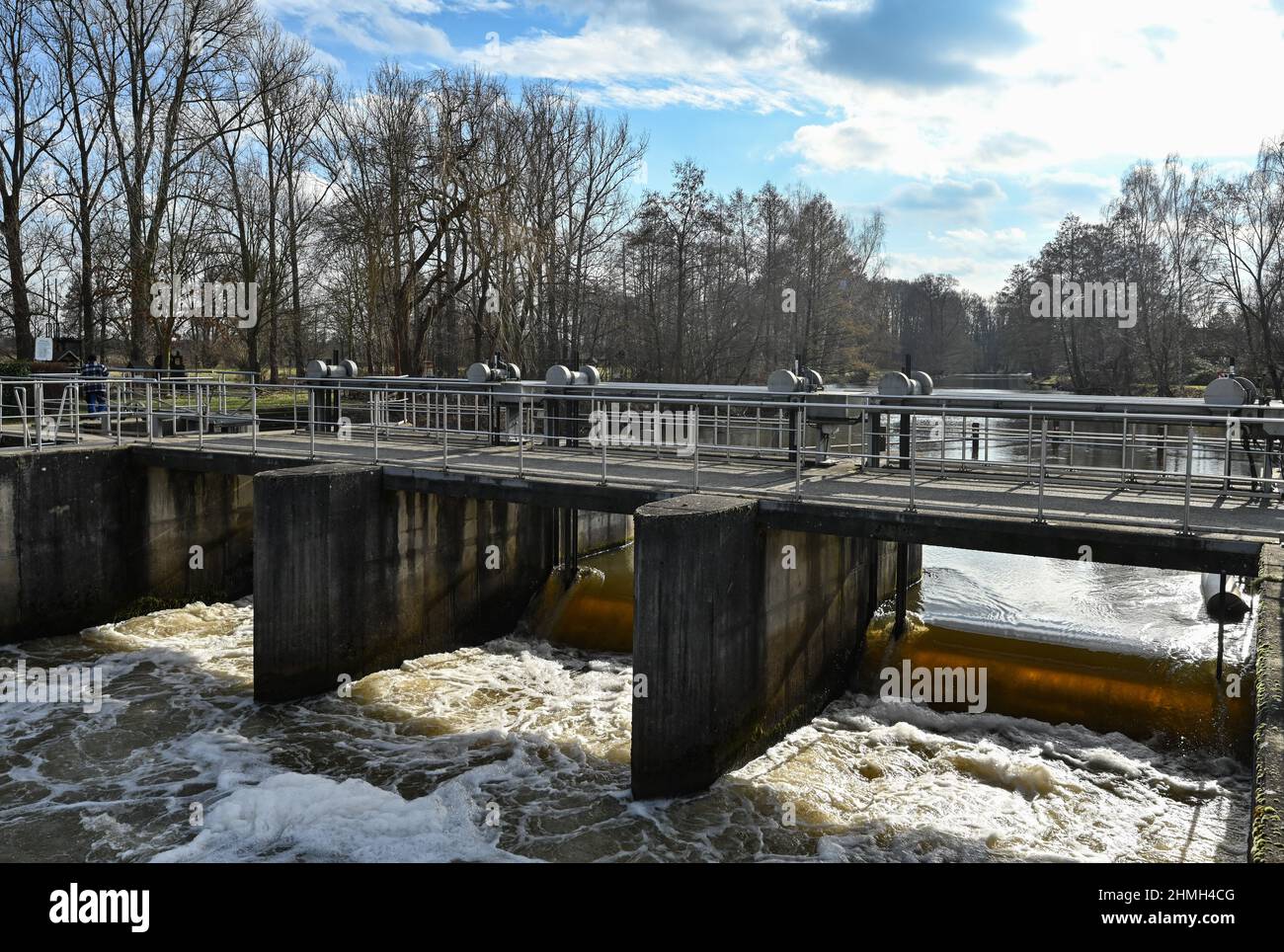 10 febbraio 2022, Brandeburgo, Leibsch: Lo stramazzo Leibsch nella Foresta della Spree inferiore. Una nuova struttura di presa sarà presto costruita vicino a questo stramazzo come parte della nuova scala di pesce. Dopo un'ampia pianificazione, i lavori di costruzione di una nuova scala di pesce allo stramazzo di Leibsch possono iniziare nel 2022. Il processo di pianificazione e approvazione della scala per il pesce nella vecchia pianura del fiume Sprea è stato recentemente completato dall'associazione Nördlicher Spreewald Water and Soil per conto dello stato di Brandeburgo. La misura di costruzione rappresenta un altro passo importante nell'attuazione della direttiva quadro dell'UE sulle acque Foto Stock