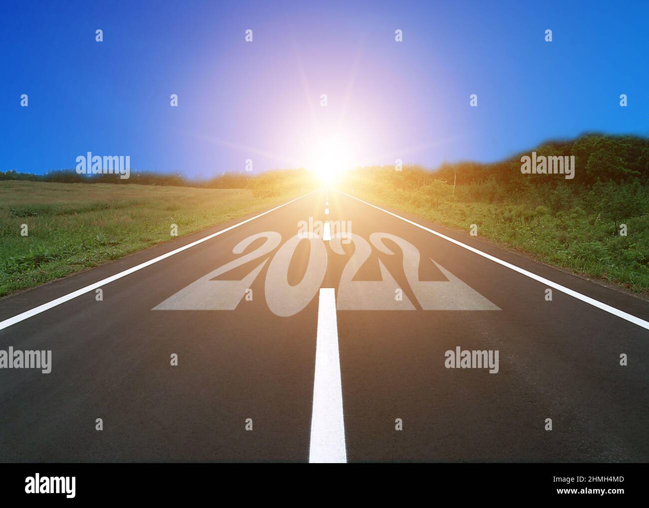 Inizia il nuovo anno con nuove idee e idee. 2022 numeri su strada asfaltata Foto Stock