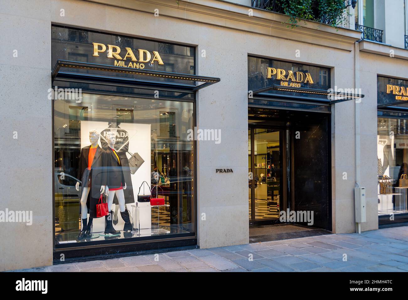 Vista esterna di una boutique Prada, un marchio italiano originario di Milano, specializzato in lusso e moda Foto Stock