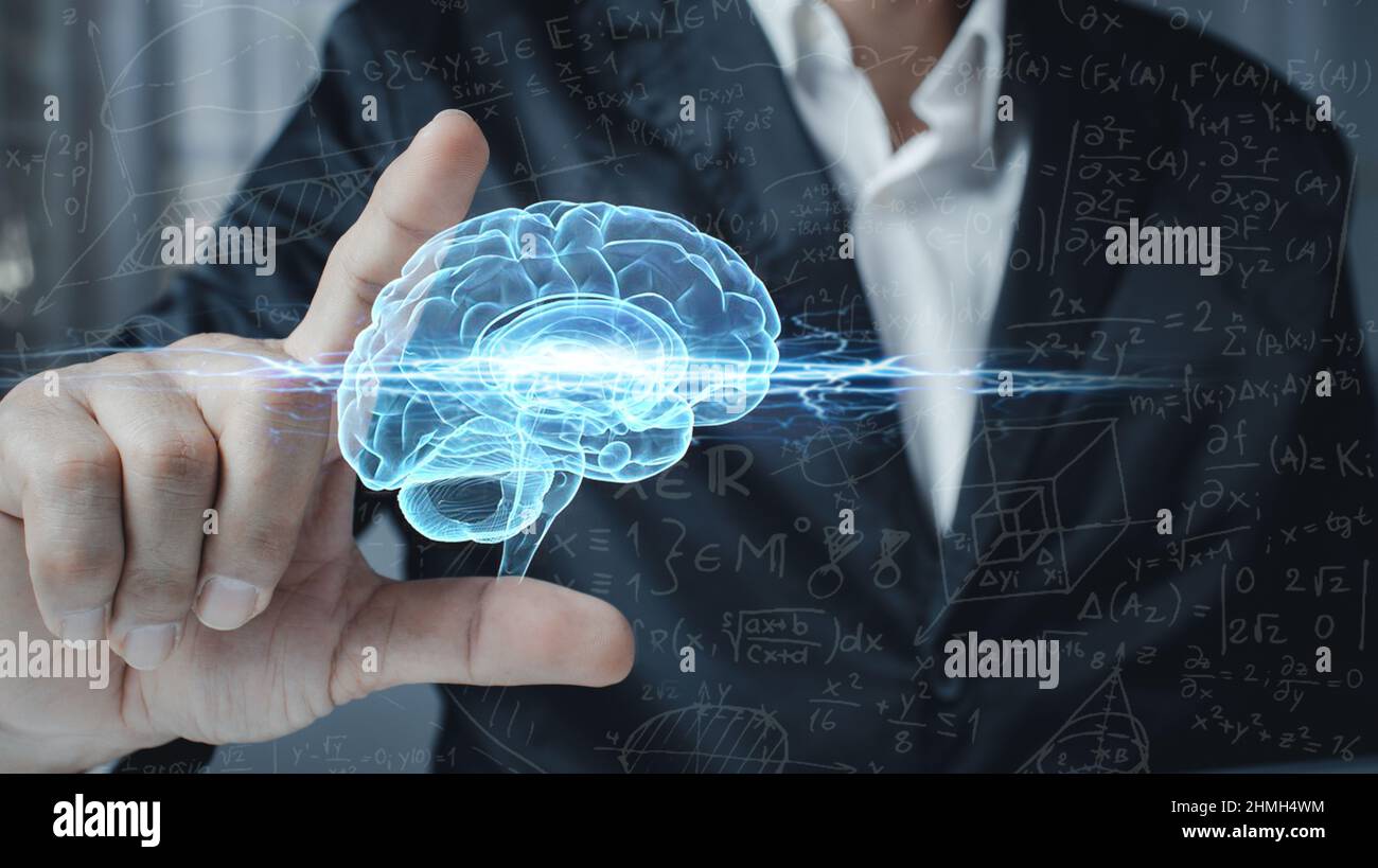 Un uomo d'affari usa il suo grande cervello per pensare, analizzare formule, equazioni. Concetti di analisi matematica, intelligenza, educazione, business scient Foto Stock
