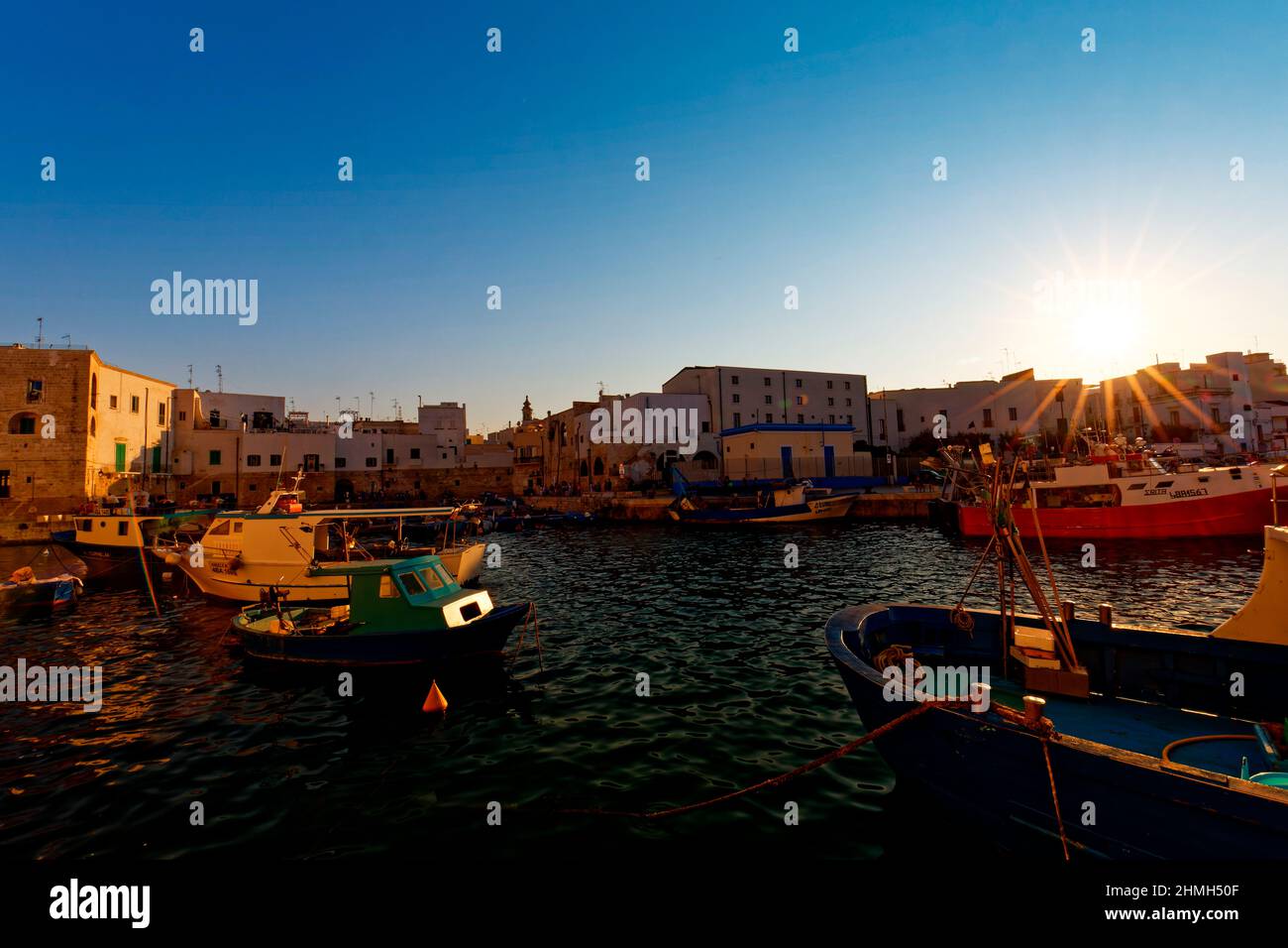 Un idilliaco porto di Monopoli alla luce del tramonto Foto Stock