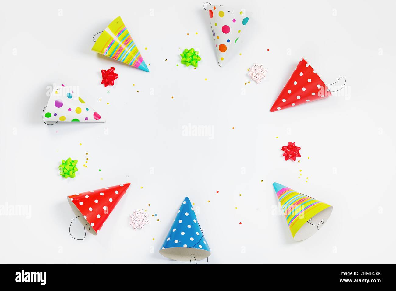 Biglietto di auguri per festa di carnevale. Cappello e confetti da festa su  sfondo chiaro Foto stock - Alamy
