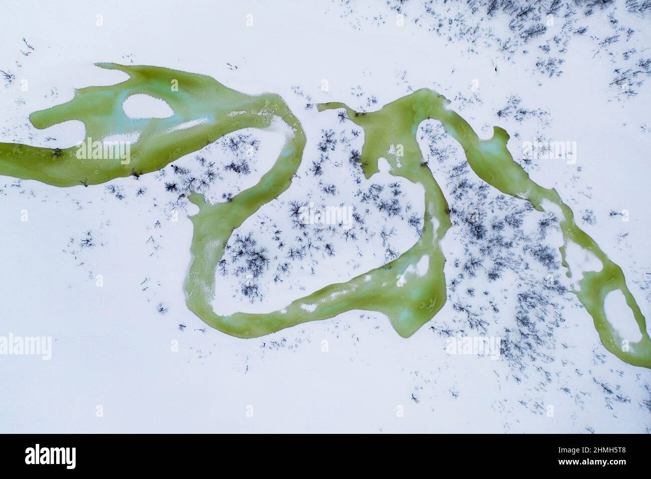 Vista dall'alto di un fiume parzialmente congelato sull'isola di Senja, Norvegia Foto Stock