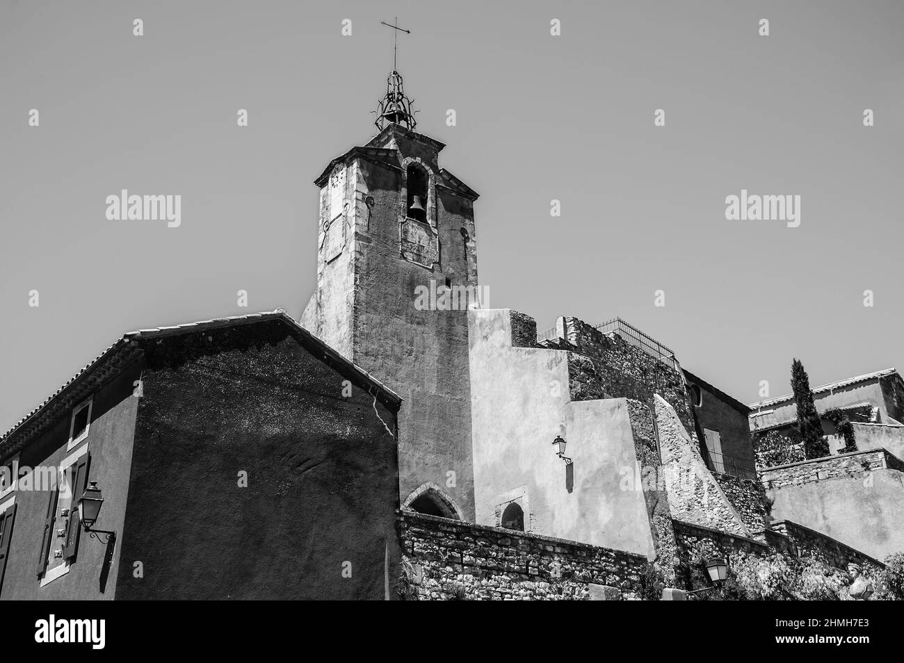 Roussillon ocre villaggio incluso nella lista dei 'più bei villaggi di Francia'. Provenza Alpi Costa Azzurra, Francia. Foto storica in bianco e nero Foto Stock