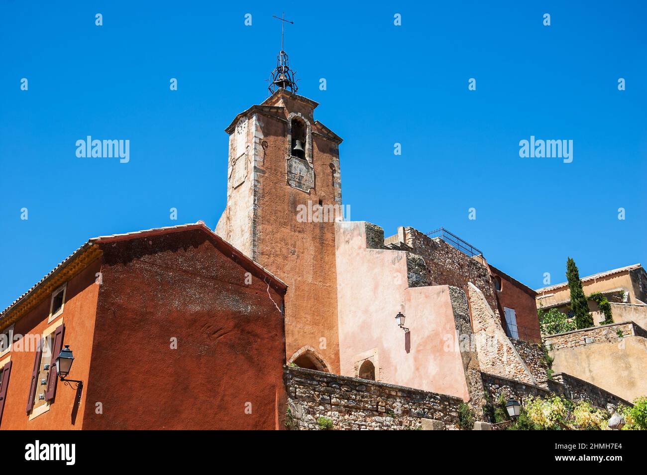 Roussillon ocre villaggio incluso nella lista dei 'più bei villaggi di Francia'. Provenza Alpi Costa Azzurra, Francia. Foto Stock