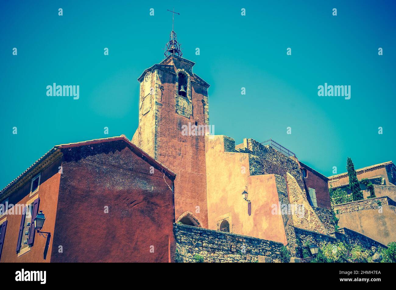 Roussillon ocre villaggio incluso nella lista dei 'più bei villaggi di Francia'. Provenza Alpi Costa Azzurra, Francia. Foto in stile retrò. Foto Stock