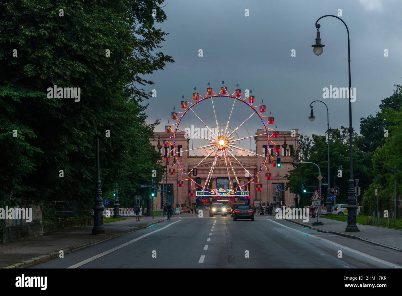 Monaco, Königsplatz, ruota panoramica, estate in città Foto Stock