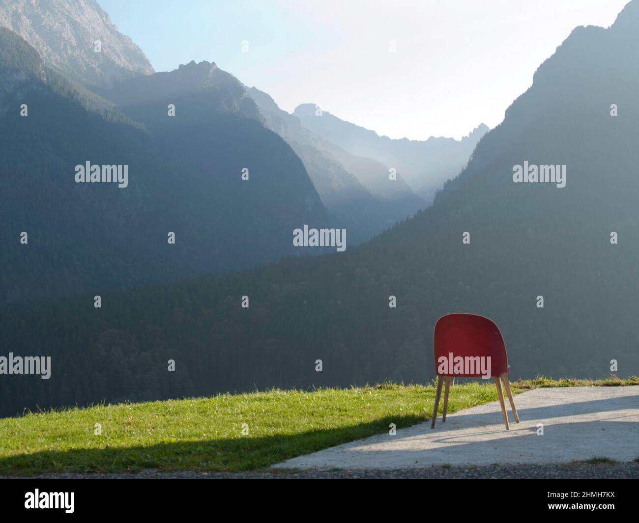 Berchtesgadener Land, sedia rossa davanti a Watzmann Foto Stock