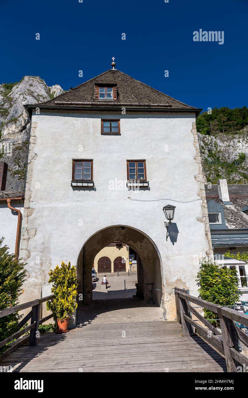 Torre storica, ponte di legno sull'Altmuehl, Markt Essing, Altmuehltal, Baviera, Germania, Europa Foto Stock