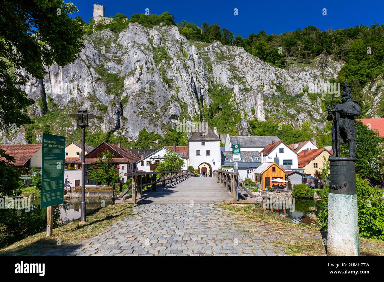 Torre di porta storica, ponte di legno sul Altmühl, rovine del castello di Randeck, Markt Essing, Altmuehltal, Baviera, Germania, Europa Foto Stock