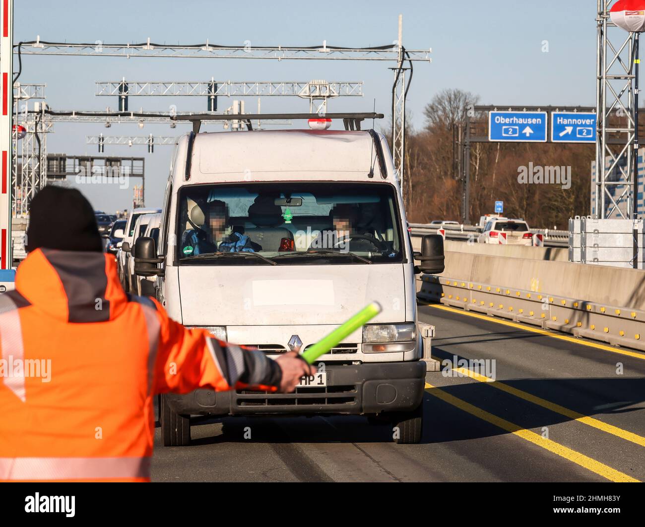 Recklinghausen, Renania Settentrionale-Vestfalia, Germania - sistema di barriera sul A43 a causa di un ponte per il controllo di veicoli a partire da 3,5 tonnellate tra le croci Recklinghausen e Herne. Il ponte Emschertal non è più abbastanza stabile per carichi pesanti. Dovrebbe essere completamente rinnovato entro la fine del 2025. Foto Stock