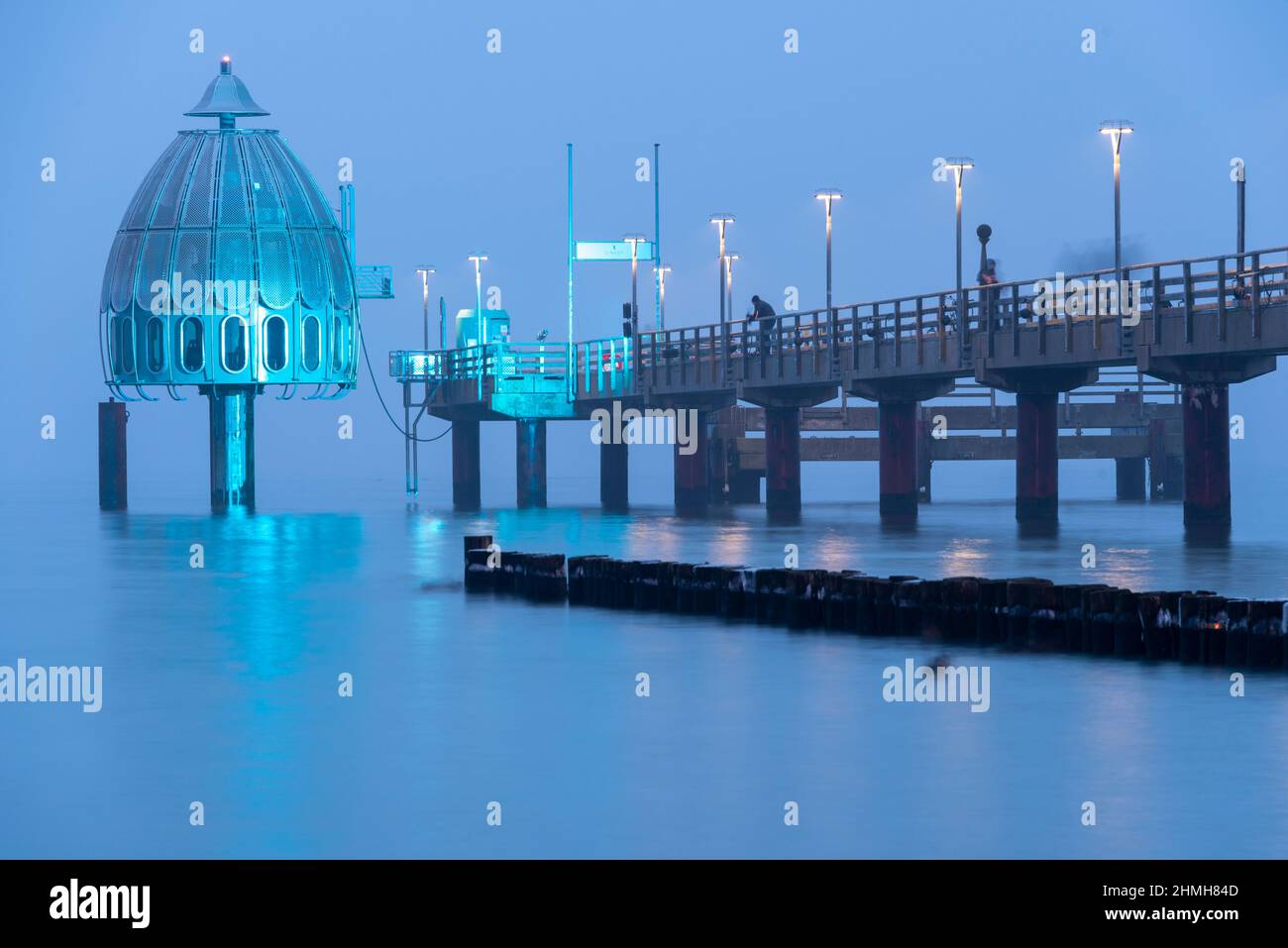 Germania, Meclemburgo-Pomerania occidentale, Zingst, gondola e molo illuminati, ghiacciate Foto Stock