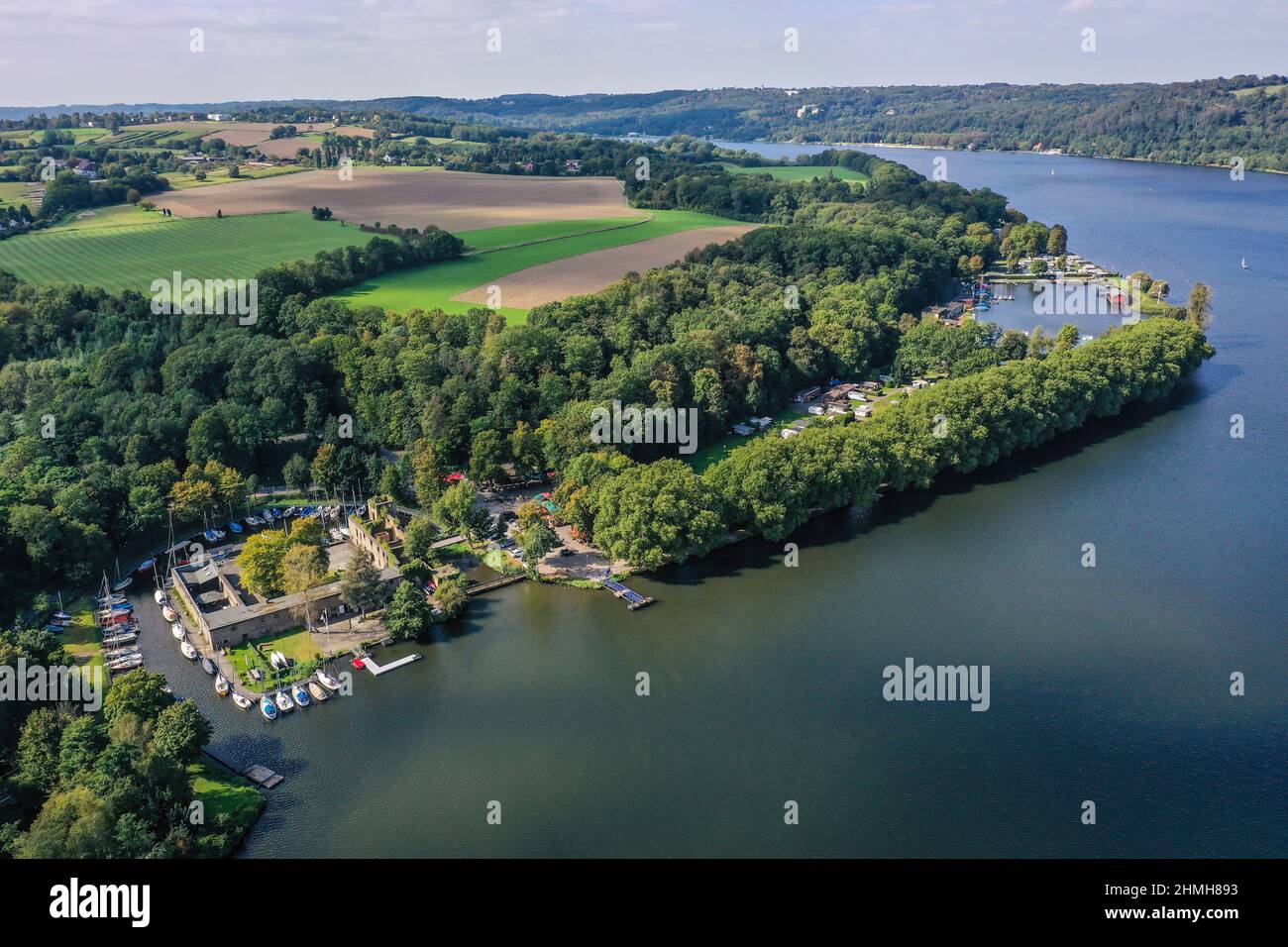 Essen, zona della Ruhr, Renania settentrionale-Vestfalia, Germania - Baldeneysee, di fronte alla Haus Scheppen. La casa Scheppen è un ex, aristocratico magro di Abbazia di Werden nel distretto di Fischlaken di Essen, oggi il piazzale è utilizzato come luogo di incontro biker e il fossato è utilizzato come un molo. Foto Stock