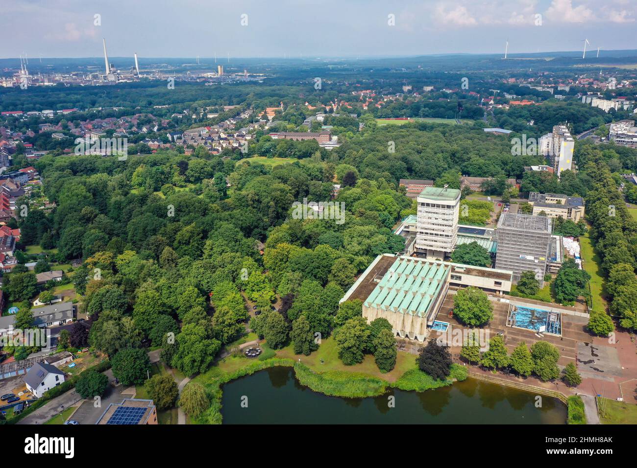 Marl, Renania settentrionale-Vestfalia, Germania - panoramica della città con municipio e museo di scultura Glaskasten al lago della città. Foto Stock