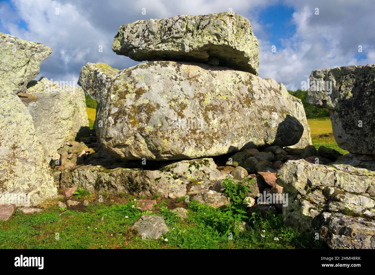 Europa, Svezia, Svezia centrale, provincia di Västergötland, Falköping, Ekornavallen sepoltura dal Neolitico, Bronzo e ferro età, passaggio tomba 'Girommen' (forno della gigantessa) Foto Stock