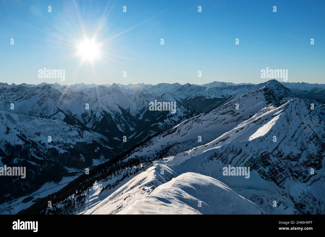 Paesaggio alpino di montagna in una giornata di sole in inverno. Vista dalla Hochschrutte (Alpi Ammergau) alle Alpi Lechtal. Tirolo, Austria, Europa Foto Stock