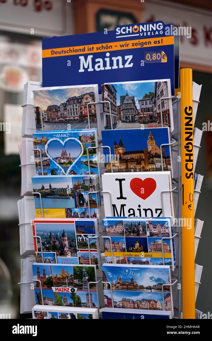 Germania, Renania-Palatinato, Magonza, zona pedonale, negozio, stand di vendita con cartoline, all'aperto Foto Stock